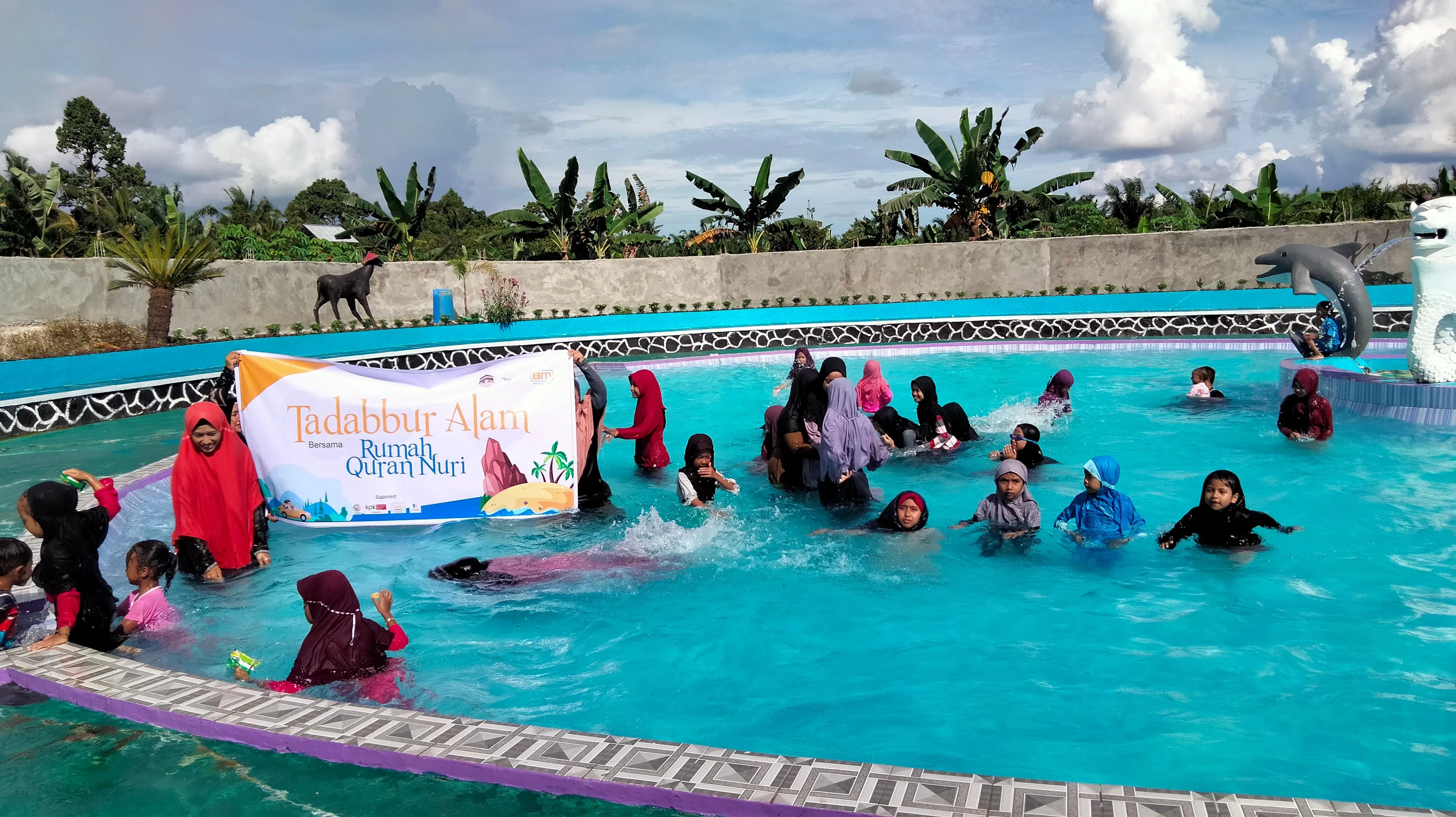Rumah Quran Nuri Adakan Berenang, Santri Pun Senang